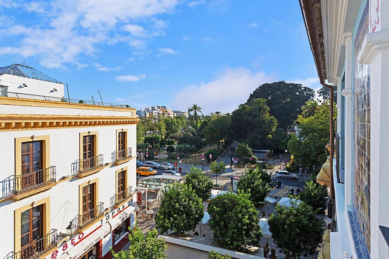 Palacio Del Siglo XVII Frente A Los Jardines De Murillo Siviglia Esterno foto