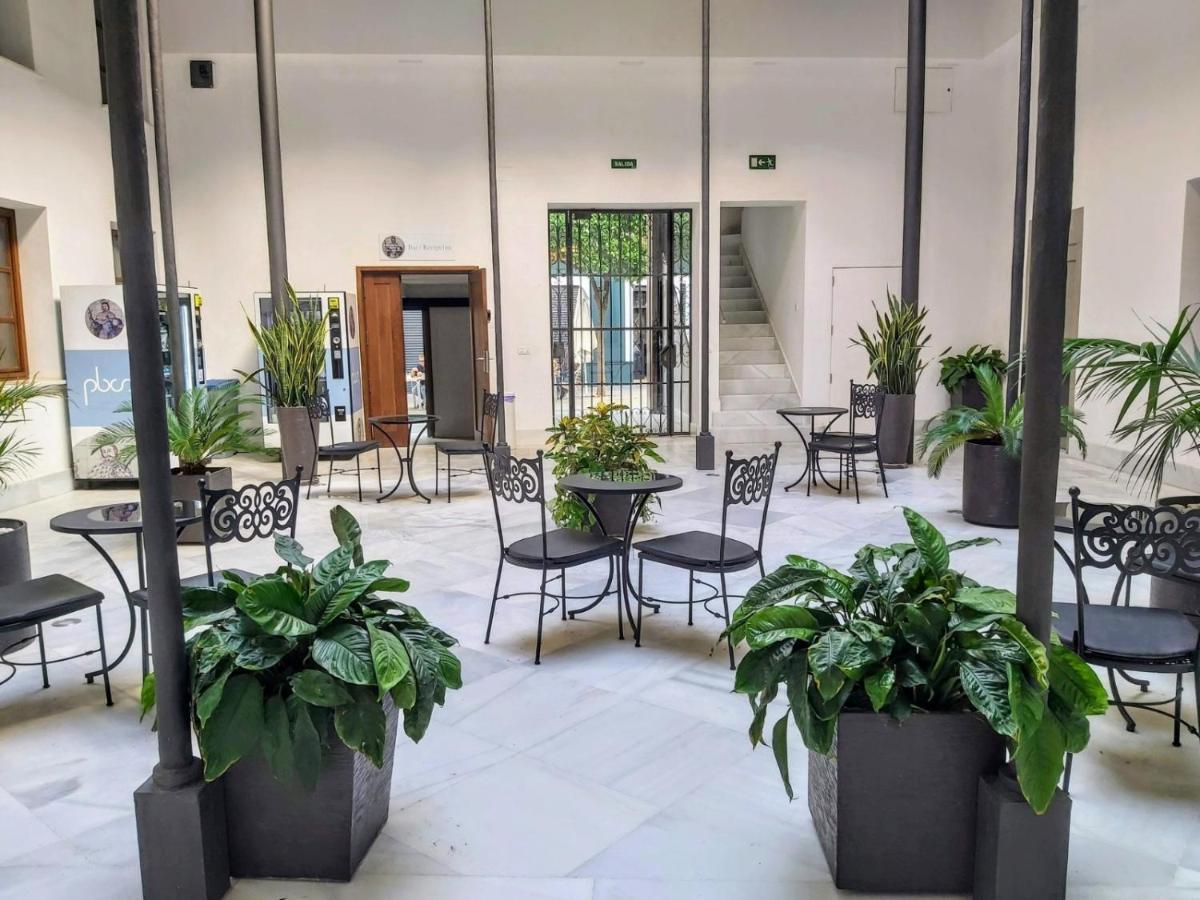 Palacio Del Siglo XVII Frente A Los Jardines De Murillo Siviglia Esterno foto