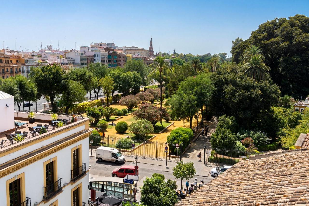 Palacio Del Siglo XVII Frente A Los Jardines De Murillo Siviglia Esterno foto